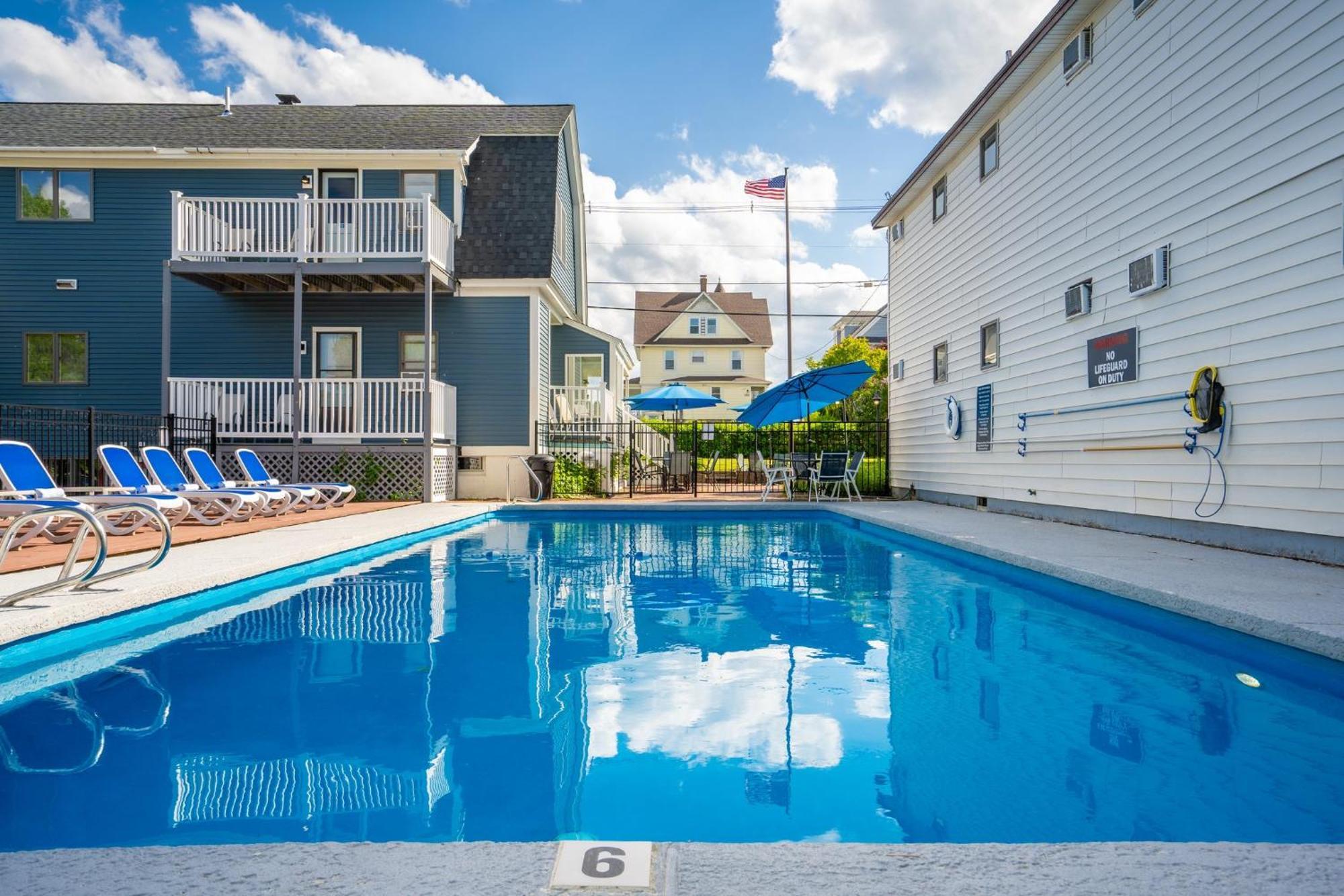The Lighthouse Inn & Suites York Exterior photo