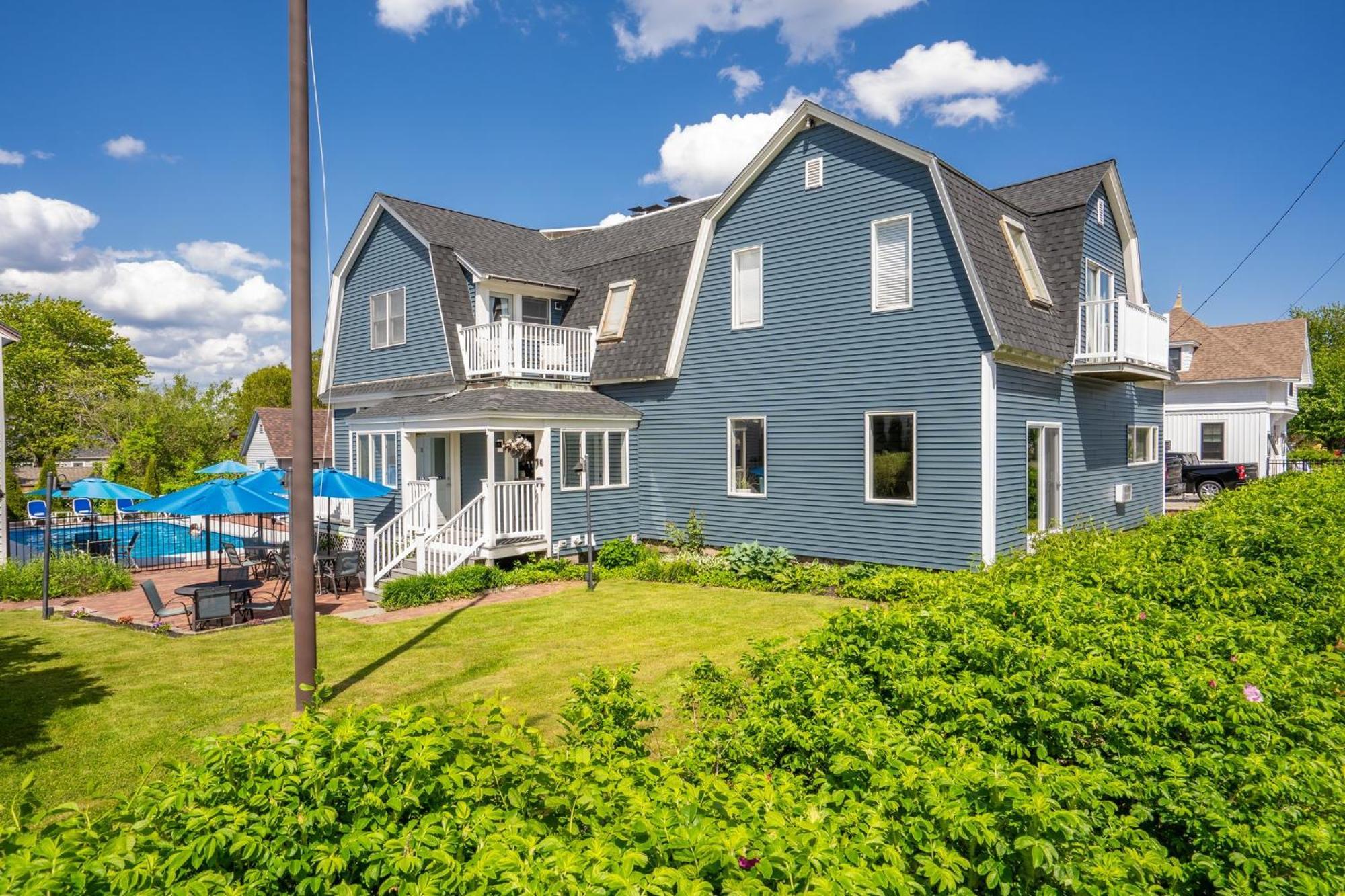 The Lighthouse Inn & Suites York Exterior photo